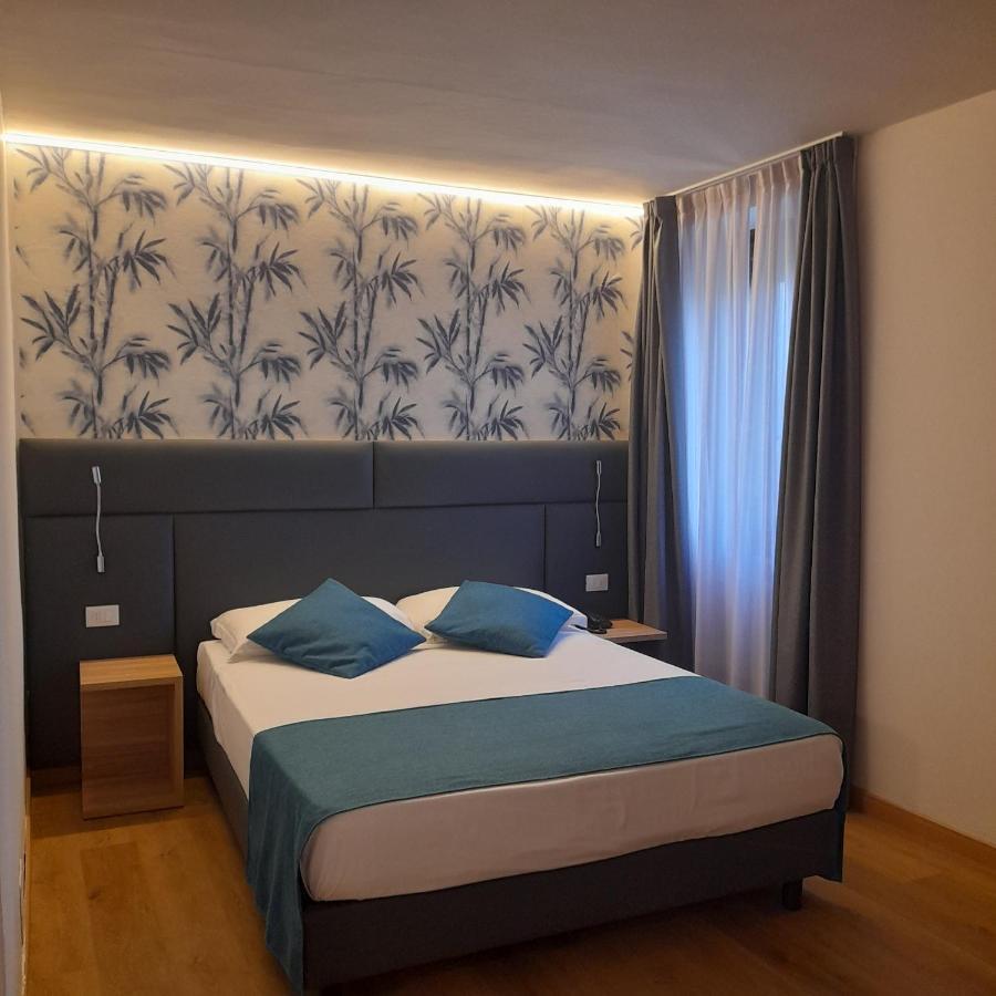 Bike Hotel Touring Gardone Riviera & Wellness Esterno foto